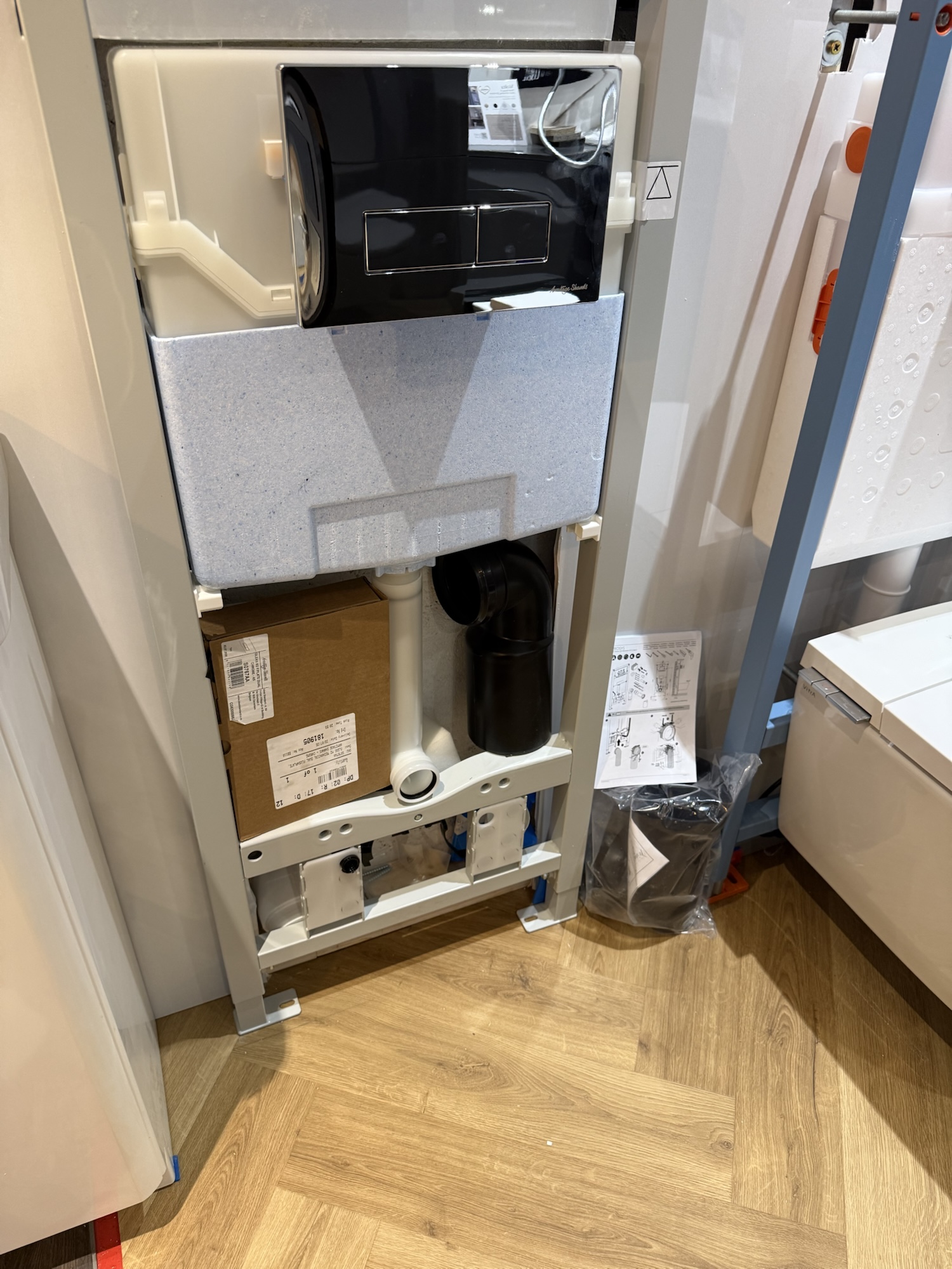 Ideal Standard ProSys Frame and Oleas M1 Flushplate – Showroom Display